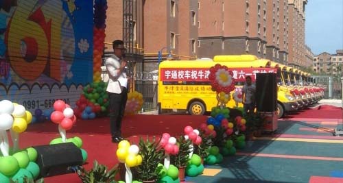 宇通“六一”獻(xiàn)禮烏魯木齊幼兒園 10輛專用校車交付 宇通“六一”獻(xiàn)禮烏魯木齊幼兒園 10輛專用校車交付