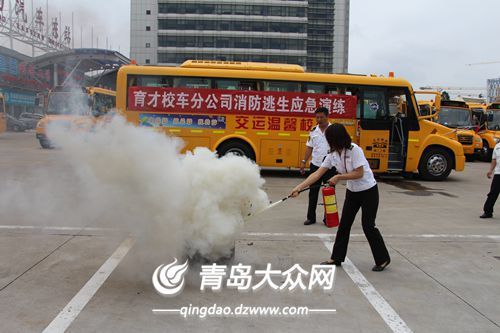 青島溫馨校車消防演練正在進行