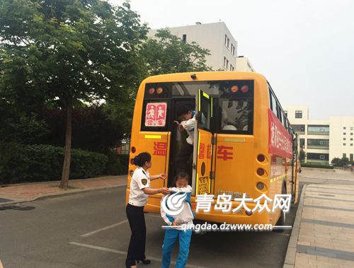 青島溫馨校車消防演練正在進行