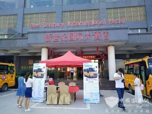 廣西博白縣校車推介活動現場火爆/ 廣西博白縣校車推介活動現場火爆