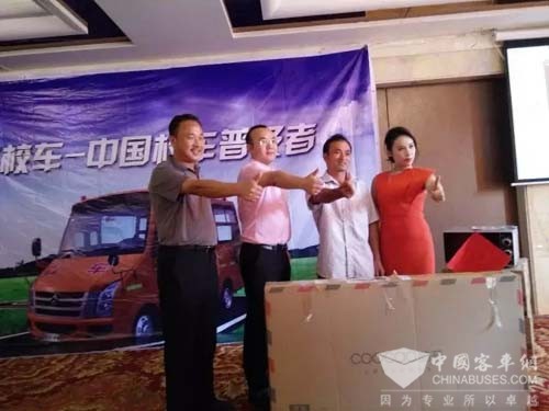 廣西博白縣校車推介活動現場火爆/ 廣西博白縣校車推介活動現場火爆