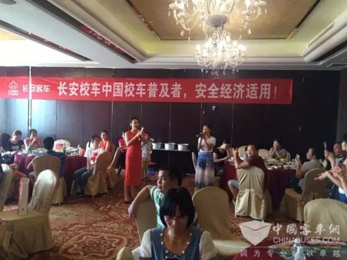 廣西博白縣校車推介活動現場火爆/ 廣西博白縣校車推介活動現場火爆