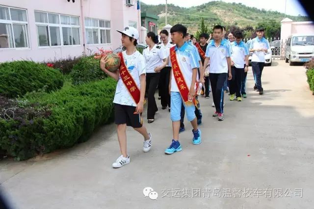 溫馨校車公司聯手中學生開展溫馨消暑志愿活動/ 溫馨校車公司聯手中學生開展溫馨消暑志愿活動