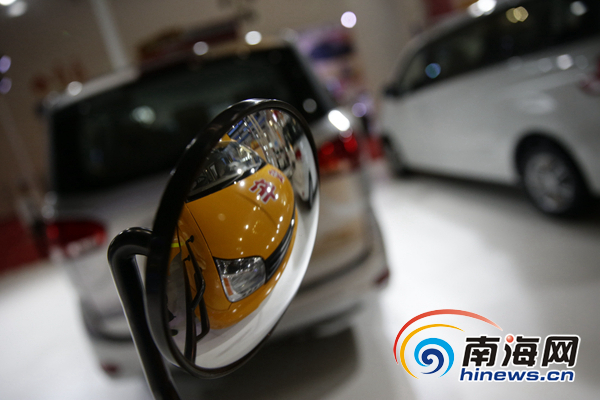 上海大通V80校車(chē)亮相 可坐19人,售價(jià)25.8萬(wàn)元 廠家展示的一款校車(chē),配備幼兒座椅等多種安全設(shè)施。南海網(wǎng)記者劉洋攝