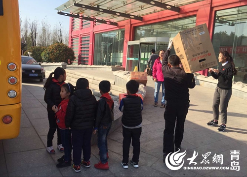 青島溫馨校車:“冬季送溫暖、衣舊暖人心”公益活動(dòng) 青島溫馨校車:“冬季送溫暖、衣舊暖人心”公益活動(dòng)