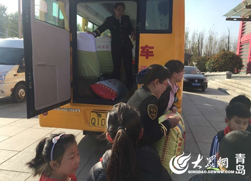 青島溫馨校車:“冬季送溫暖、衣舊暖人心”公益活動(dòng) 青島溫馨校車:“冬季送溫暖、衣舊暖人心”公益活動(dòng)