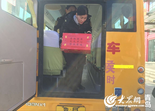 青島溫馨校車:“冬季送溫暖、衣舊暖人心”公益活動(dòng) 青島溫馨校車:“冬季送溫暖、衣舊暖人心”公益活動(dòng)