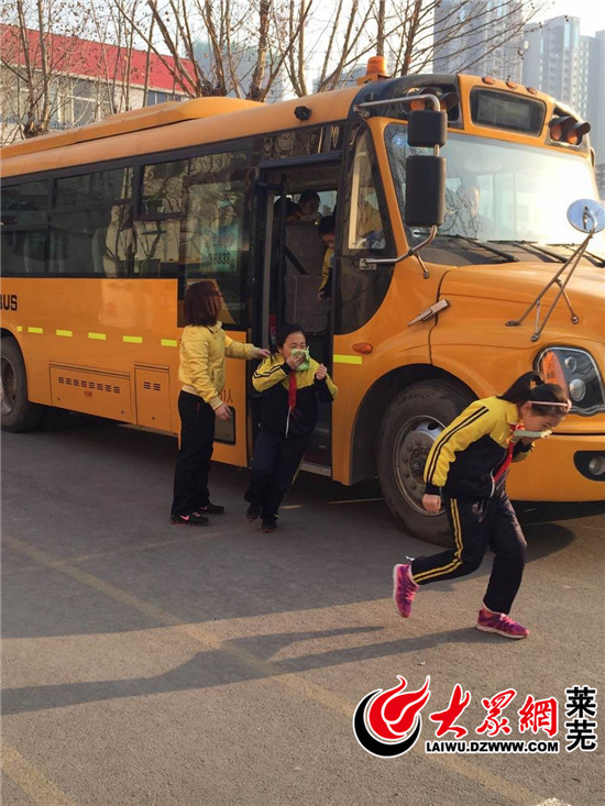 山東萊蕪第二實(shí)驗(yàn)小學(xué)舉行校車安全應(yīng)急逃生演練/ 山東萊蕪第二實(shí)驗(yàn)小學(xué)舉行校車安全應(yīng)急逃生演練