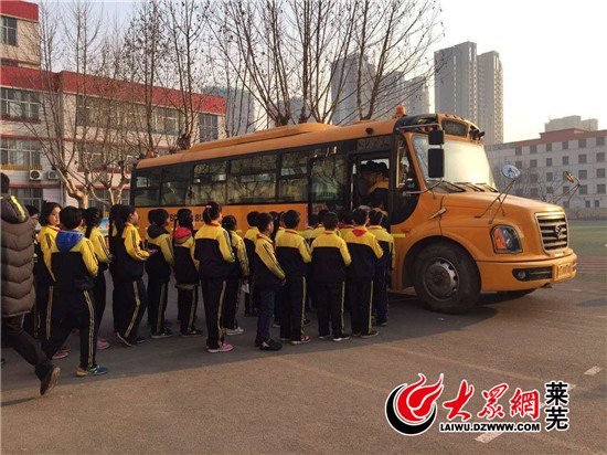 山東萊蕪第二實(shí)驗(yàn)小學(xué)舉行校車安全應(yīng)急逃生演練/ 山東萊蕪第二實(shí)驗(yàn)小學(xué)舉行校車安全應(yīng)急逃生演練