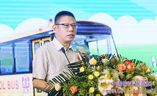 校車安全不是靠“45度角的仰望”，更需360度的行動！TA做到了