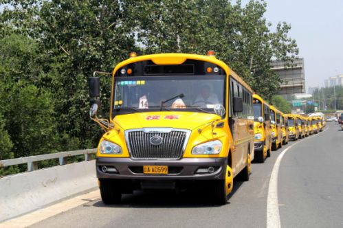 安全不放暑假　起點校車交付百輛全新校車