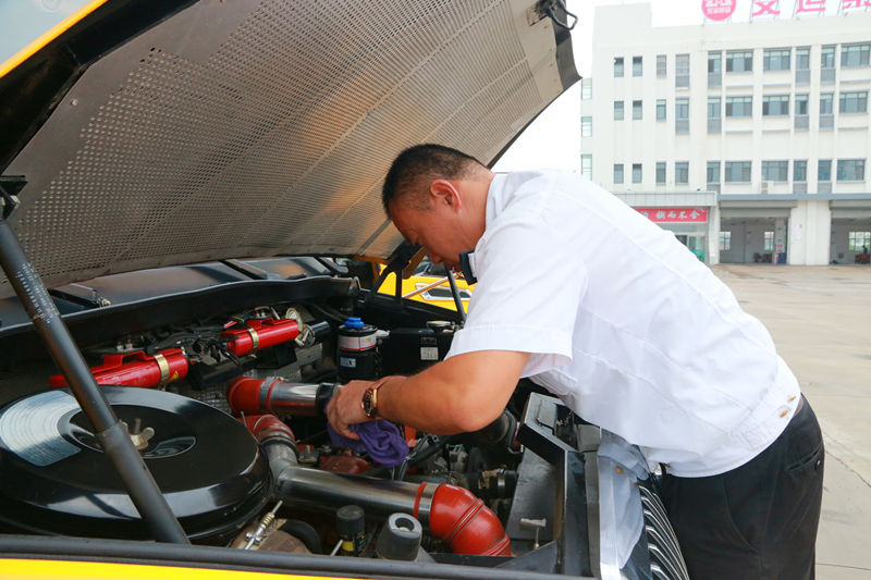 青島西海岸新區271輛校車完成“體檢”迎開學