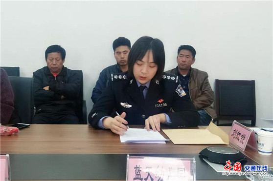 邢臺平鄉縣交警隊聯合教文廣新體局召開校車“打黑治違”專項整治會議 邢臺平鄉縣交警隊聯合教文廣新體局召開校車“打黑治違”專項整治會議