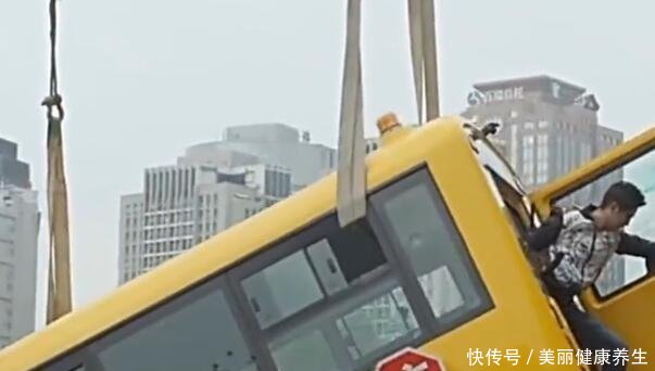 中國(guó)制造厲害了！國(guó)產(chǎn)校車暴力碰撞實(shí)驗(yàn)，家長(zhǎng)看完放心了