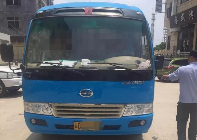 校車驚魂!核載25人的“黑校車”載了42人!還有更離譜的 校車驚魂!核載25人的“黑校車”載了42人!還有更離譜的