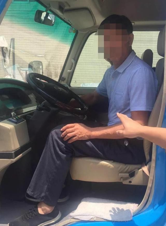 校車驚魂!核載25人的“黑校車”載了42人!還有更離譜的 校車驚魂!核載25人的“黑校車”載了42人!還有更離譜的