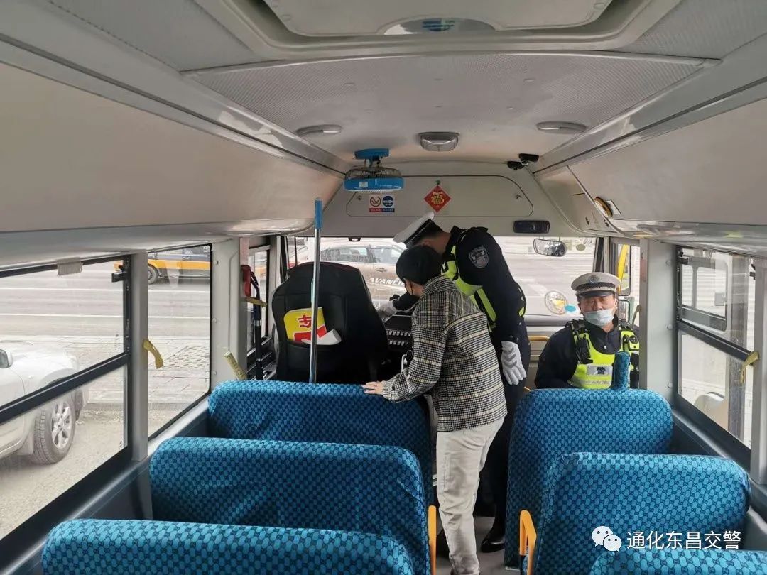 馬上要開學了，吉林省交警忙著走進校園排查校車安全隱患，檢查校園道路周邊交通安全環境