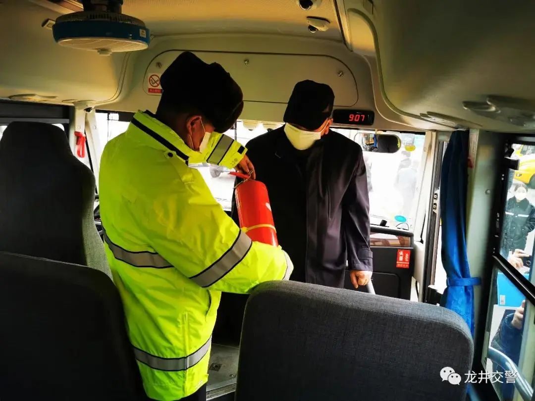 馬上要開學了，吉林省交警忙著走進校園排查校車安全隱患，檢查校園道路周邊交通安全環境