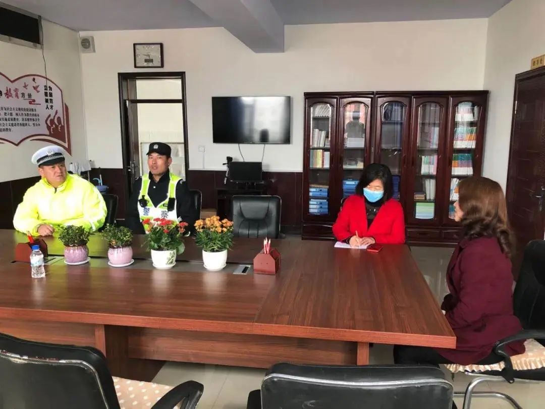 馬上要開學了，吉林省交警忙著走進校園排查校車安全隱患，檢查校園道路周邊交通安全環境