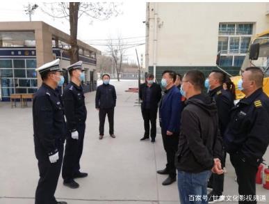 臨近開(kāi)學(xué) 交警進(jìn)學(xué)校為校車“體檢” 臨近開(kāi)學(xué) 交警進(jìn)學(xué)校為校車“體檢”