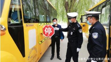 臨近開(kāi)學(xué) 交警進(jìn)學(xué)校為校車“體檢” 臨近開(kāi)學(xué) 交警進(jìn)學(xué)校為校車“體檢”