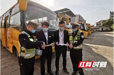 江永:開(kāi)展校車消毒與安全檢查 江永:開(kāi)展校車消毒與安全檢查