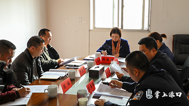 賴曉智主持召開校車安全整改調(diào)度會(huì)/ 賴曉智主持召開校車安全整改調(diào)度會(huì)