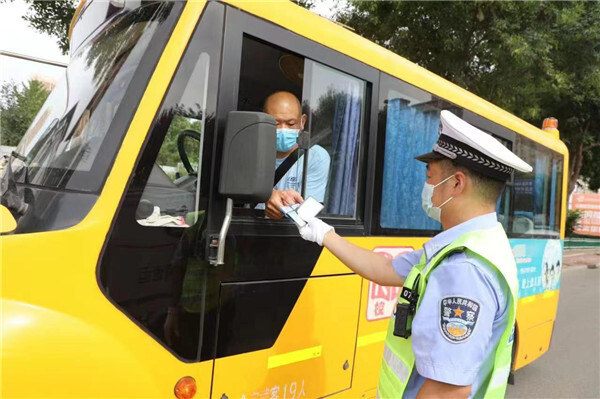 河北香河交警大隊深化夏季治安“百日行動”