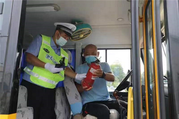 河北香河交警大隊深化夏季治安“百日行動”