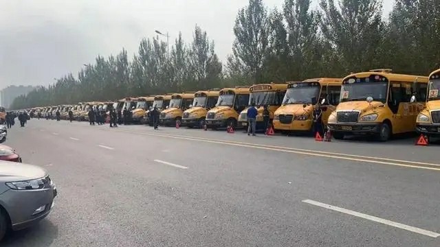 護航上學路 加好安全鎖雙城分局對全區校車進行集中“體檢” 護航上學路 加好安全鎖雙城分局對全區校車進行集中“體檢”