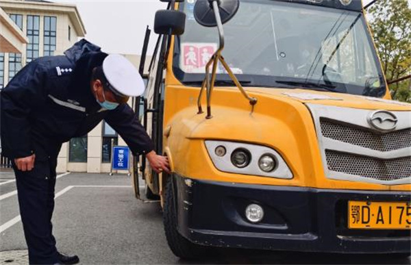筑牢平安上學路！荊州交警開展校車“大體檢”