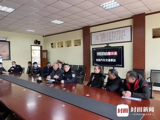 檢查校車安全、上開學前安全課 成都交警護航平安上學路