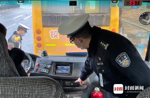 檢查校車安全、上開學前安全課 成都交警護航平安上學路