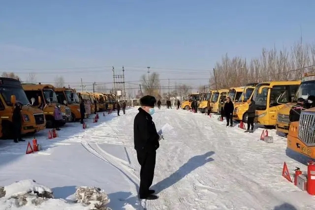 逐一檢查校車安全!大慶市倆單位聯合開展校車“體檢” 逐一檢查校車安全!大慶市倆單位聯合開展校車“體檢”