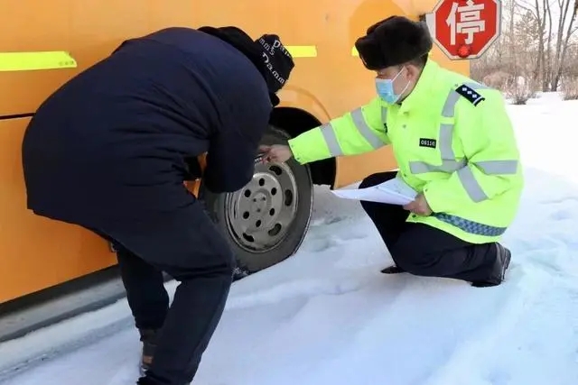 逐一檢查校車安全!大慶市倆單位聯合開展校車“體檢” 逐一檢查校車安全!大慶市倆單位聯合開展校車“體檢”