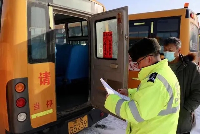 逐一檢查校車安全!大慶市倆單位聯合開展校車“體檢” 逐一檢查校車安全!大慶市倆單位聯合開展校車“體檢”