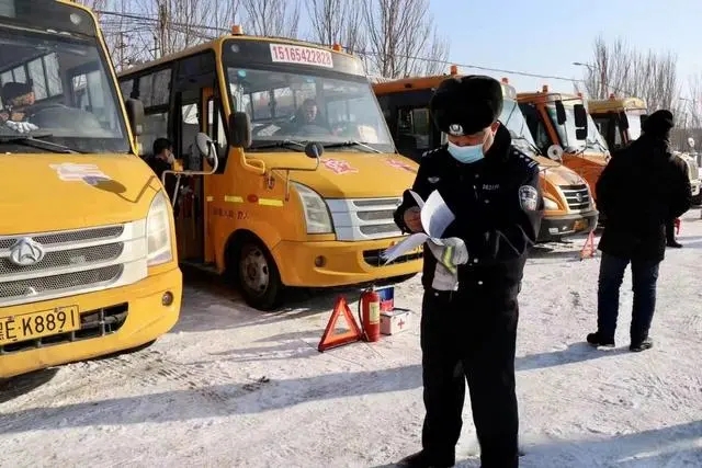 逐一檢查校車安全!大慶市倆單位聯合開展校車“體檢” 逐一檢查校車安全!大慶市倆單位聯合開展校車“體檢”