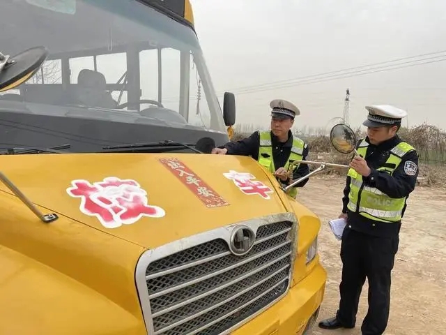 強化校車管理 筑牢出行安全 強化校車管理 筑牢出行安全