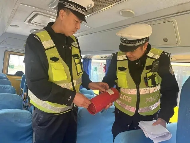 強化校車管理 筑牢出行安全 強化校車管理 筑牢出行安全