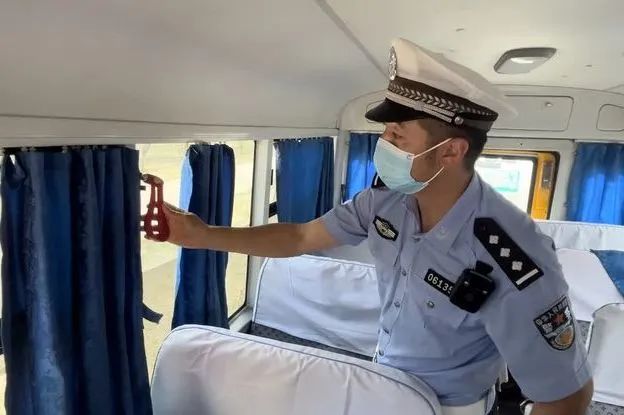 安全生產月 | 大慶交警聯合教育局開展校車安全突擊檢查及宣傳教育活動 安全生產月 | 大慶交警聯合教育局開展校車安全突擊檢查及宣傳教育活動