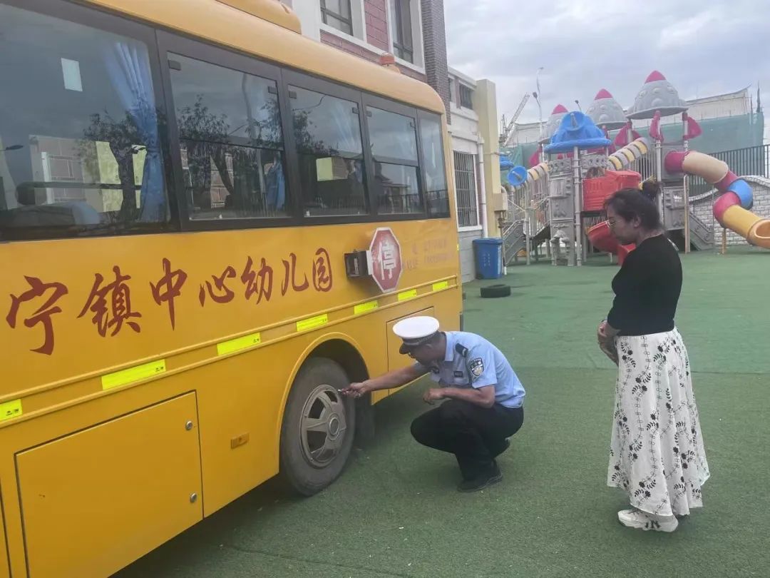 永寧縣公安局交警大隊開展安全“童”行 校車安全大檢查 圖片