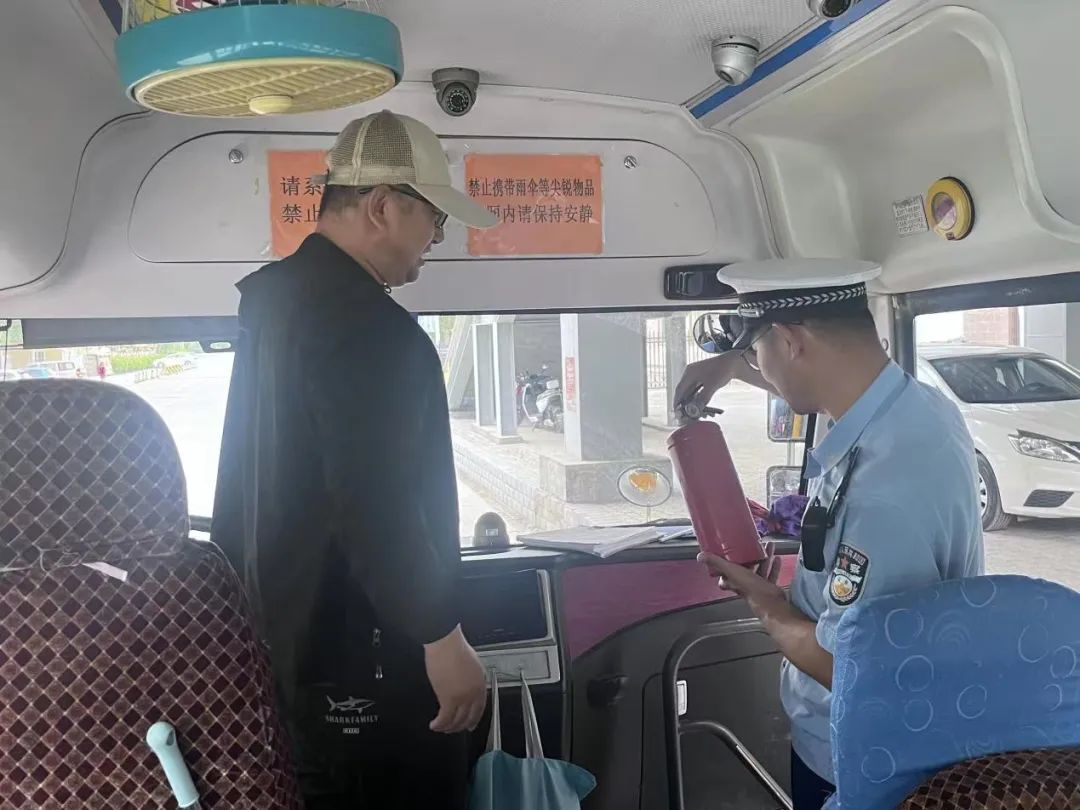 永寧縣公安局交警大隊開展安全“童”行 校車安全大檢查 圖片