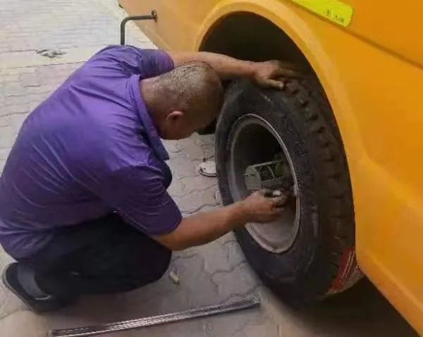 永寧縣公安局交警大隊開展安全“童”行 校車安全大檢查 圖片