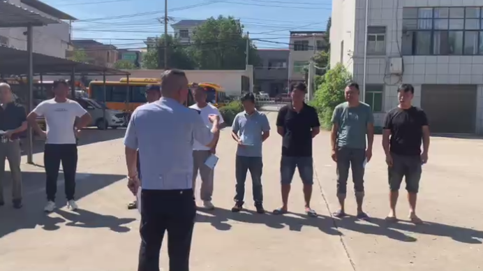 開鐵大隊聯(lián)合教育局開展校車暑期封存/ 圖片