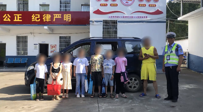 “打非治違”!永州交警查獲超員“黑校車” “打非治違”!永州交警查獲超員“黑校車”