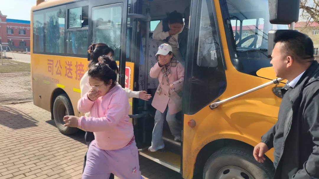 【順邁安全】校車安全應急演練 筑牢學生出行防線 圖片