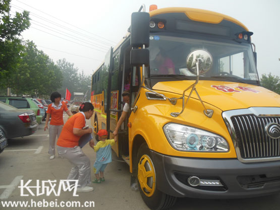 廊坊首輛宇通“大鼻子”校車現(xiàn)身街區(qū)賺足市民眼球 廊坊首輛宇通“大鼻子”校車現(xiàn)身街區(qū)賺足市民眼球