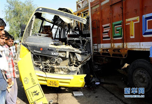 印度校車(chē)與卡車(chē)相撞 事故原因已查明 印度校車(chē)與卡車(chē)相撞 事故原因已查明