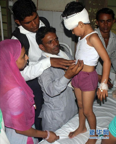 印度校車(chē)與卡車(chē)相撞 事故原因已查明 印度校車(chē)與卡車(chē)相撞 事故原因已查明