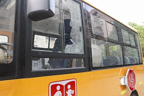 黃石一校車停室外玻璃爆裂 疑被高溫驕陽曬爆